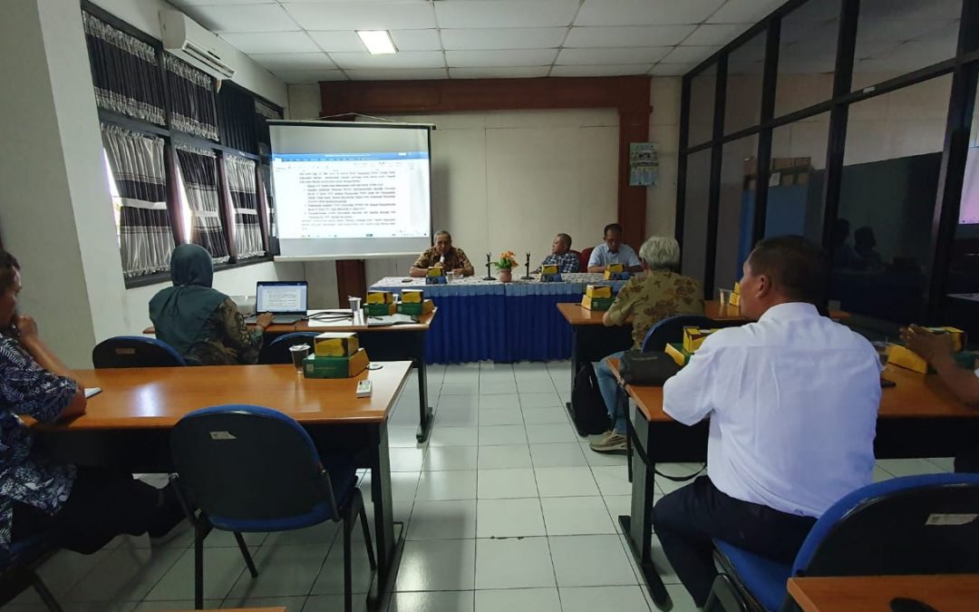 SINERGITAS ANTARA PENGUSAHA, PEKERJA DAN PEMERINTAH KABUPATEN SLEMAN MELALUI LEMBAGA KERJA SAMA (LKS) TRIPARTIT DALAM MENGHADAPI DAMPAK KRISIS GLOBAL