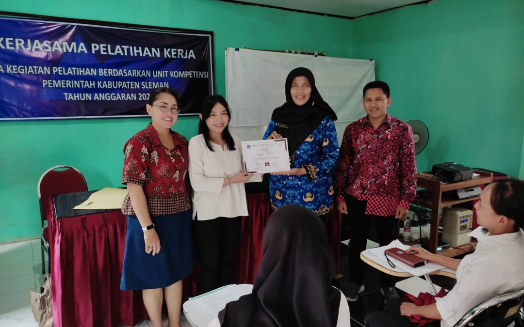 Dinas Tenaga Kerja Sleman Resmi Menutup Pelatihan Tata Boga dan Menjahit