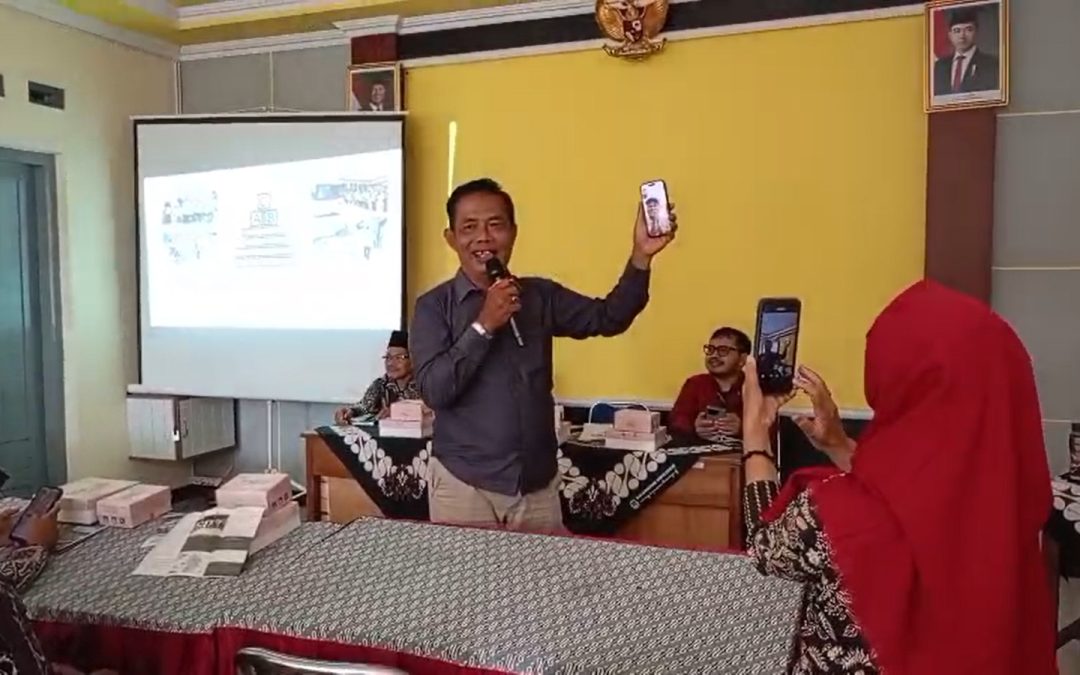 Motivasi Calon Transmigran, Lurah Sidoluhur Lakukan Panggilan Telepon Kejutan dengan Warga Sukses di Kalimantan